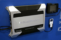 ハイインプットやミニプラグインプットなどを備え、これひとつでも純正アップグレードが図れるブラウプンクトのパワーアンプ「PCA465」。