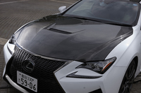 こちらは、エンジンフードやルーフ、アクティブリアウイングにCFRPが用いられるグレード「RC F“Carbon Exterior package”」。ノーマル車に比べ、車重は10kg軽くなっている。