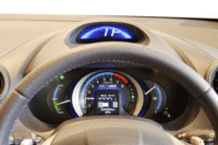 インパネ上段にあるのが、運転スタイルによって数字の背景色が変化するスピードメーター。エコな状態だとグリーン、非エコだとブルー、その中間だとブルーグリーン。いま、自分がどんな運転を行っているのかが一目でわかる。タコメーターの円周内にあるマルチインフォメーション・ディスプレイでは、「ECOガイド」「ECOスコア」「エネルギーフロー」等、7つの情報を選択することができる。
写真をクリックすると背景色と「ECOガイド」の変化が見られます。