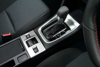 トランスミッションはCVT。深くアクセルを踏み込むと6段の、「SIドライブ」で「S♯」モードを選択すると8段の疑似ステップ変速を行う。