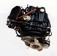 燃料供給をツインチョークのソレックス・キャブレターから電子制御インジェクション（EFI）に替え、触媒を装着するなどして51年排ガス規制をクリアした2T-GEU型エンジン。未対策の2T-GR型（レギュラー仕様）と比べ、カタログスペックでは最高出力は110ps/6000rpmと変わらないが、最大トルクは14.5kgm/4800rpmは逆に向上していた。