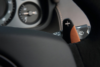 
	トランスミッションは「タッチトロニック2」と呼ばれるトルコン式6段AT。ポジションを選択するセンターコンソールの「P」「R」「N」「D」のボタンと、シフトパドルで操作する。
	