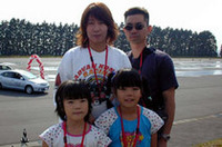 こちらは、県内から参加の長谷川さんファミリー。「前々からこういうスクールに参加したかった」というご主人はもともとレース好きで、サーキットにはよく足を運んでいるという。