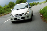 三菱グランディススポーツギア 6人乗り（FF/4AT）【ブリーフテスト】の画像