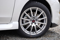 ホイールは、STIオリジナルの17インチ鋳造アルミ。