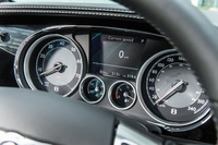 スピードメーター（右）には340km/hまで刻まれる。メーカー発表の動力性能は0-100km/hが4.6秒で、最高速が322km/h。