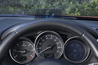 「アテンザ」のメーターは、3眼式。右端の液晶画面には、運転支援システムを含む車両情報が表示される。