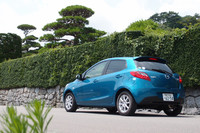 比較的大きなリアルーフスポイラーや、エンジン下からリアエンドまでおよぶアンダーパネルのおかげで、空力性能がアップ。Cd値は0.32から0.29へと改善されている。