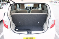 リアシートの背もたれは一枚板ながら、前方に倒すことで荷室容量を拡大できる。