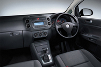 インテリアは、丸形エアベントなどを採用した専用デザイン。オーバーヘッドコンソールなど、収納も備わる。