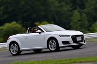 「TTロードスター」ではオープントップ化に伴うボディー剛性の低下を補うため、サイドシルからリアホイールハウスにかけて、念入りな補強が行われている。