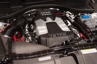 エンジンは、自然吸気の2.8リッターV6と、スーパーチャージャー付きの3リッターV6（写真）が用意される。