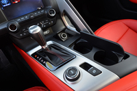 センターコンソール部の写真からもわかるとおり、パーキングブレーキは電動式。手前に見えるダイヤル状のものは、走行モードの選択スイッチだ。
    