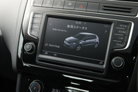 インフォテインメントシステムとしては、車両情報の表示や各種機能の設定、オーディオ、ハンズフリーフォンなどの機能を統合したメーカー純正の「Composition Media」を標準で採用。オプションで純正ナビの「714SDCW」も用意される。
    