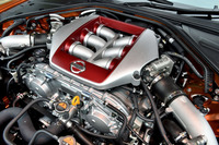 3.8リッターV6ツインターボエンジンには気筒別点火時期制御を採用。最高出力は従来比20psアップの570psとされた。