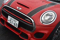 サブラジエーターやブレーキ用のダクトで“穴だらけ”になったフロントまわり。これら冷却システムを優先的にレイアウトする一方で、先代モデルに見られたフォグランプは省かれている。
    