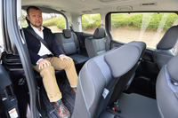 身長180cmの筆者が後席に座った様子。3列目の定員は3人で、中央席の着座に際しては、別途ヘッドレストを取り付ける。
    