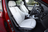 スポーティーな形状の前席。テスト車のものは表皮がネバダレザー（オプション）で、シートヒーターも備わる。
    