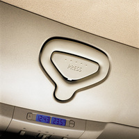 ソフトトップのロックを外すリリースグリップ。中心部の「PRESS」を押し、外れた取っ手を半回転する。ちなみに、ソフトトップ開閉中は、「時計」の右隣にある「外気温計」が、「警告灯」として機能する。