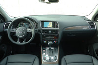 内装も基本的には純ガソリン車と共通。ダッシュボードなどの加飾パネルは4種類から選択可能で、試乗車には「ファイングレイン アッシュ ナチュラルブラウン」のウッドパネルが備わっていた。