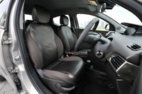 上級グレード「プラチナ」のシートはレザーが標準。表面には光沢のある処理が施されている。