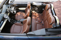 フルオープンで走ると、オートエアコンが自動的にコンバーチブルモードになる。これは、風が主に足もとのスペースに流れるような設定で、幌を閉じると通常のモードへ戻る。