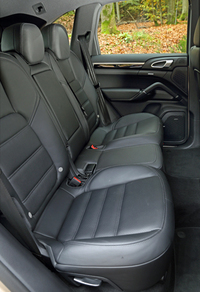 定員3人の後席。高出力モデルらしく、座面のサイドサポートが盛り上がる。
    