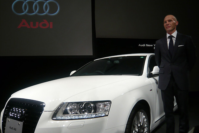 アウディジャパンのドミニク・ベッシュ社長と、同日発表された「アウディA6」。