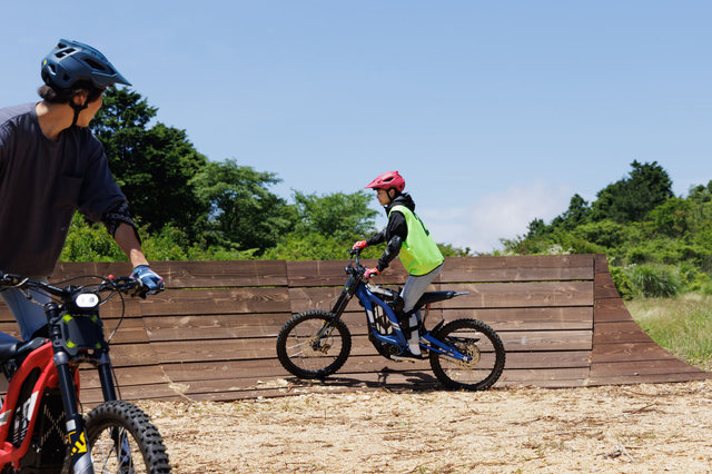 青空のもと電動バイクでトライアル体験 屋外アクティビティー E Trail Park 体験記 Webcg