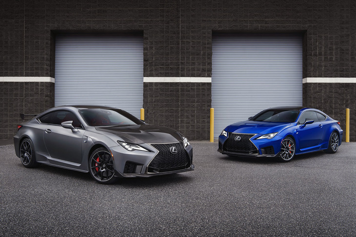 「レクサスRC F」（右）と高性能モデルとして追加された「RC F“パフォーマンスパッケージ”」（左）。2018年8月に行われた「RC」シリーズのマイナーチェンジで採用された新デザインのヘッドライトなども、写真から確認できる。