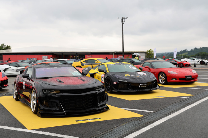 来場者の投票によるコンクールデレガンスの受賞車両。左からカマロ部門、コルベット部門、そしてメディア部門の受賞車両。