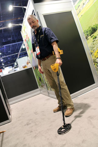 金属探知機一筋53年のギャレット社。エントリー機「ACE200」は「スイッチオンで宝探し開始」がキャッチだ。会期最終日にもかかわらず、次々と来場者がやってくるところに、意外な人気をみた。