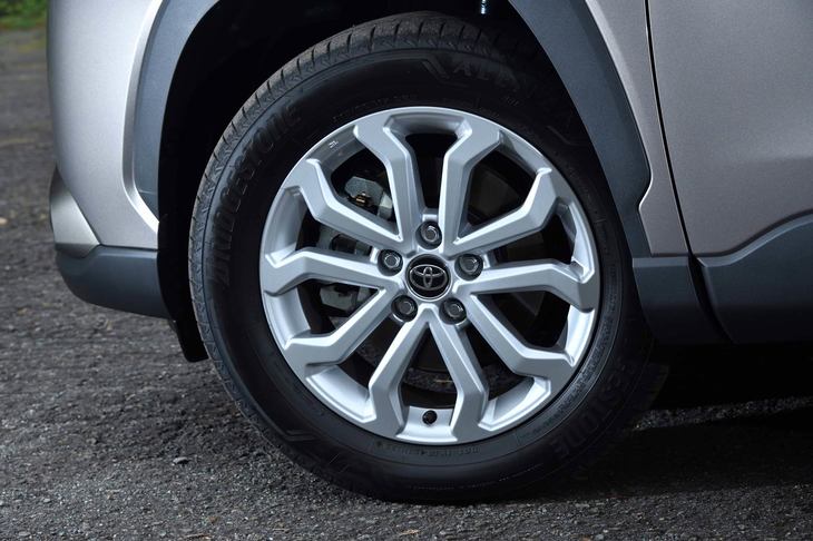 「S」グレード専用の17インチアルミホイール。上級グレード「Z」には18インチのものが装着される。