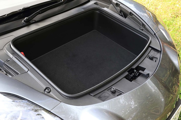 フロントにもラゲッジスペースが確保される。容量は100リッター。