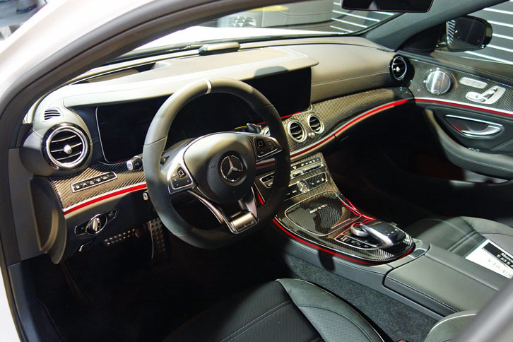 ナッパレザーがぜいたくに使用されたコックピット。ダッシュボードをさらにスポーティーに飾る「AMGカーボンインテリアトリム」は、セットオプションの「AMGカーボンパッケージ」（120万円）に含まれている。