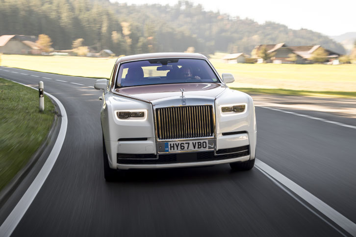 スタンダードボディー仕様の動力性能は0-100km/hが5.3秒で最高速は250km/h。