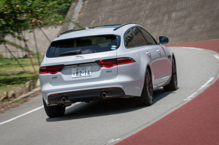 テストした2リッターガソリンターボモデルの「スポーツブレイク」の動力性能は、0-100km/h加速が7.1秒で、最高速が241km/h。