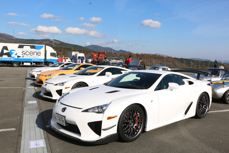 オーナーズミーティングには約50ものクラブが参加。会場はジムカーナコースとAパドックに分かれており、Aパドックでは「レクサスLFA」や「トヨタ・スポーツ800」のクラブが展示を行った。これだけの数の希少車が集まるのもTGRFならでは。