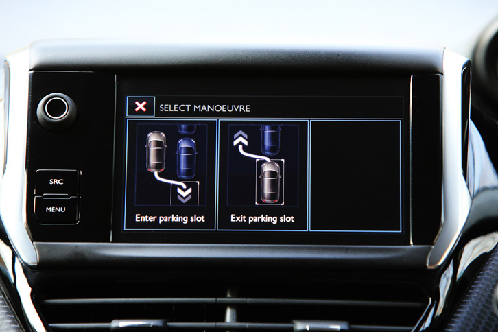 「アリュール」にはバックソナーが標準装備されており、また縦列駐車をアシストする「パークアシスト」機能も、フロントソナーとのセットで選ぶことができる。