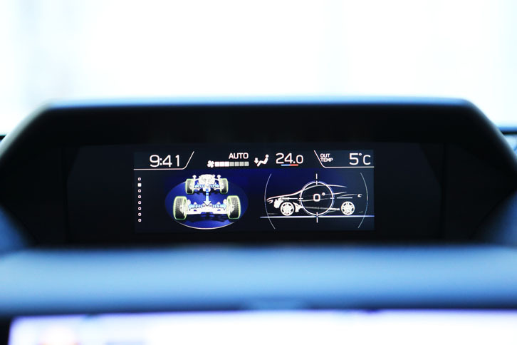 ダッシュボード上部の6.3インチマルチファンクションディスプレイ（写真）には、運転支援システムの状態や燃費を含む、さまざまな車両情報を表示できる。