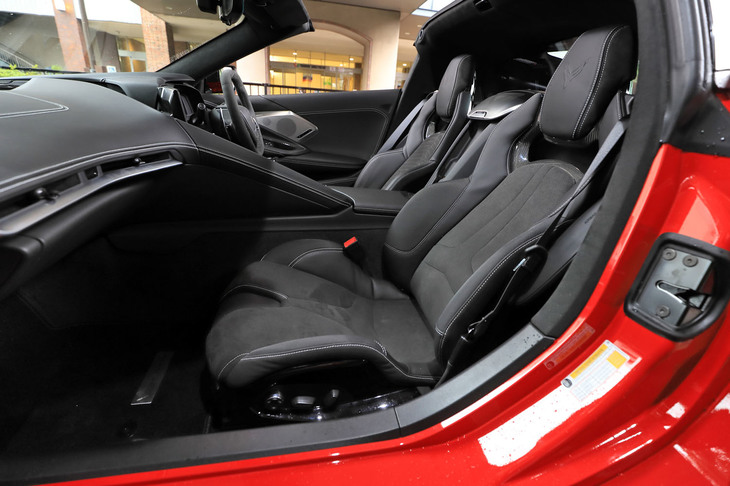 今回の試乗車は上級グレードの「3LT」。インテリアにはスエード調表皮のトリムやカーボンファイバーの装飾パネル、コンペティションバケットシートなどが用いられている。