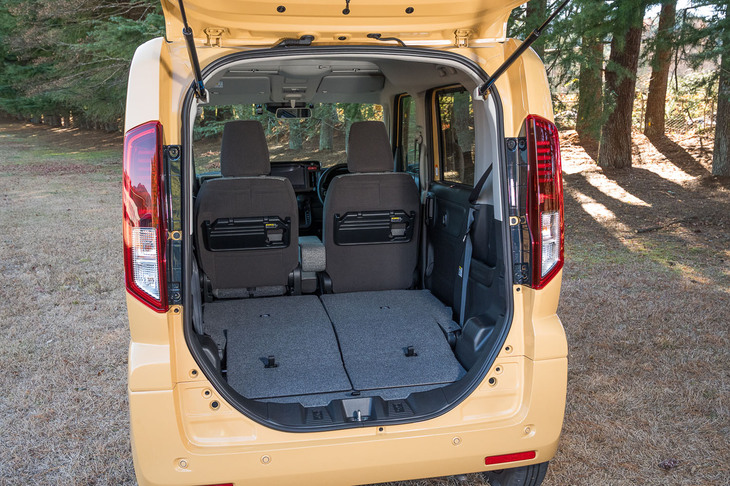 後席格納時の荷室高は1125mm。チルトダウン時の後席背もたれの角度を0°（＝水平）とし、40mmの低床化を実現した。