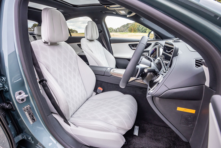 「レザーエクスクルーシブパッケージ」が選択された試乗車のインテリア。写真の内装色は「ネバグレー／ブラック」で、キルティングのナッパレザーシートが装備される。前席にはヒーターとベンチレーター機能が組み込まれている。