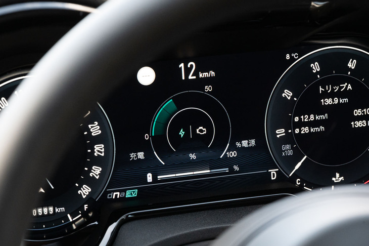 「トナーレ」の電動パワートレインはシンプルなマイルドハイブリッド式だが、それでもバッテリーに十分な電力があれば、電気のみでの走行が可能だ。