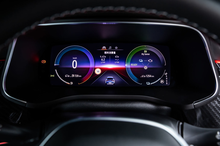 走行中のエネルギーフローなどが表示される10.2インチサイズのフルデジタルメーターパネル。ドライブモードに連動してメーターの表示デザインも切り替わる。