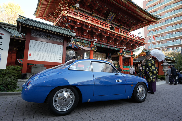最初のチェックポイントとなる、千代田区外神田にある神田明神。道路に面した隨神門前で゙交通安全祈祷（きとう）を受ける1961年「アルファ・ロメオ・ジュリエッタSZ」。