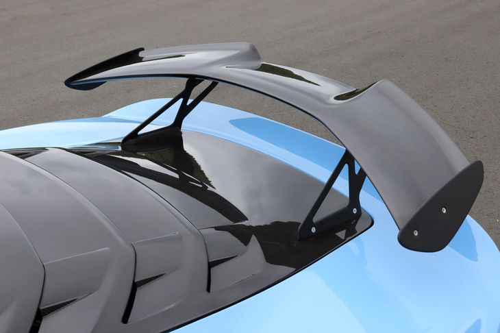 複雑な形状をしたハイマウント型のリアウイング。テールゲートパネルともども、軽量なカーボン製となっている。