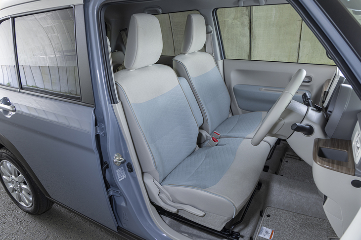 シートのカラーも鮮やかな「ライトブルー」。車体の割にシートサイズが立派で座り心地はなかなかいい。ブルーの部分にはキルティングが施される。