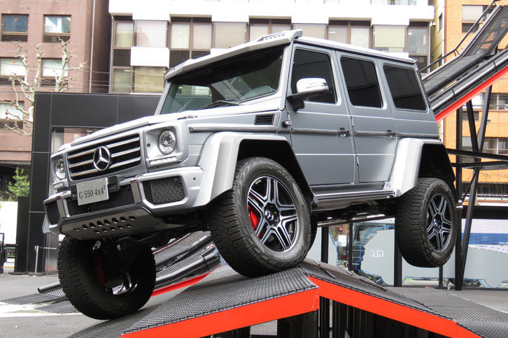 特設のオフロードコースを走破する「G550 4×4²」。