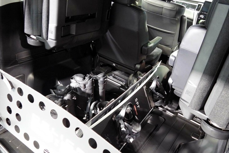 三菱デリカD：5 CHAMONIX SNOW GEAR（ラゲッジスペース）